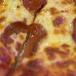Menu Wow Foam avec pizzas, cafetière, nappes, présentoirs à gâteaux, ballons et Slush Puppie