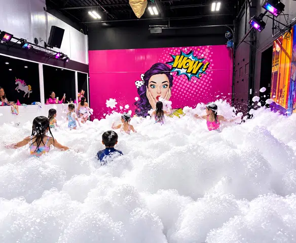 Enfants profitant d’une fête en mousse intérieure Wow Foam avec musique et lumières