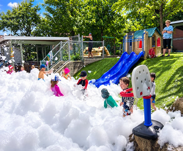 Enfants jouant lors d’une fête en mousse Wow Foam à la garderie