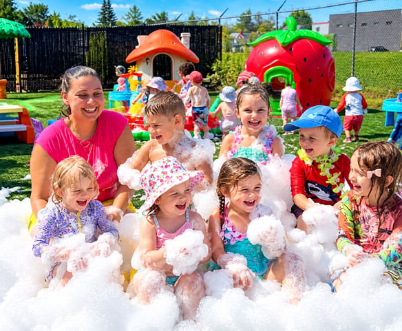 Enfants jouant dans une fête en mousse à la garderie avec canon à mousse Wow Foam