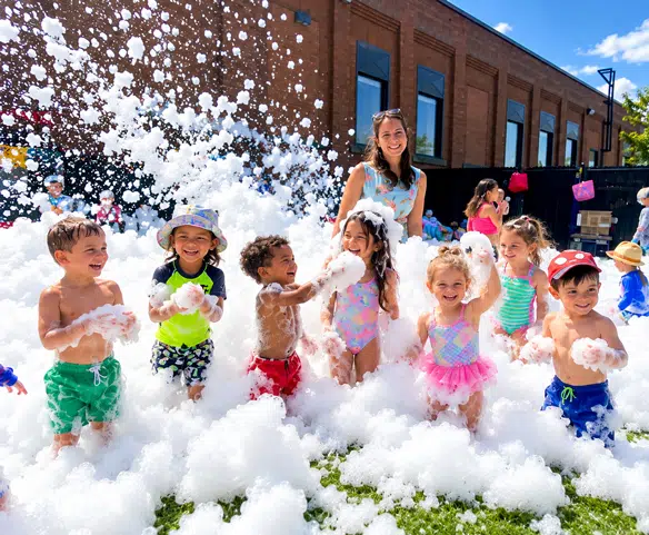 Enfants lors d’une fête en mousse à la garderie avec un canon à mousse Wow Foam