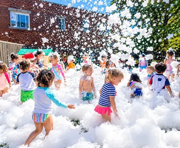 Enfants profitant d’une fête en mousse à la garderie avec un canon à mousse Wow Foam