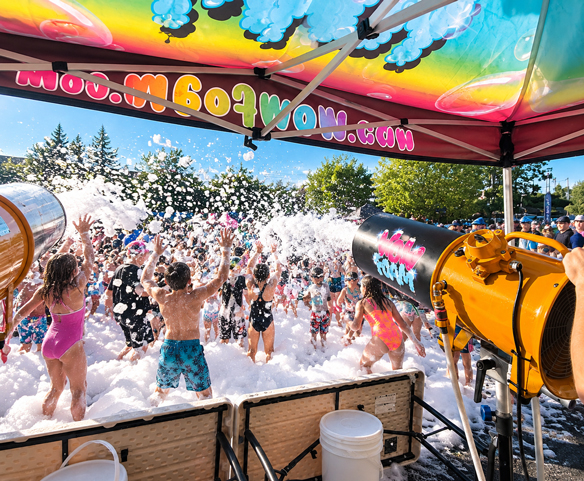 Enfants participant à une fête en mousse à l’école avec un canon à mousse Wow Foam