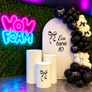 Décor de fête en mousse avec backdrop personnalisé et guirlande de ballons, avec 3 présentoirs à gâteaux