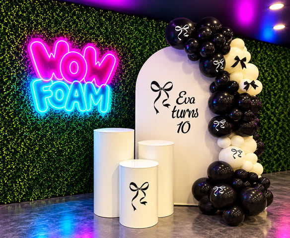 Décor de fête en mousse avec backdrop personnalisé et guirlande de ballons, avec 3 présentoirs à gâteaux