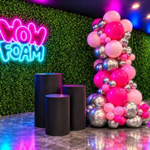 Mur de ballons décoratif sur mesure, assorti au thème ou aux couleurs de la fête en mousse.