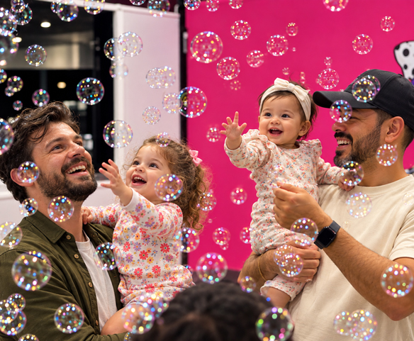 Enfants dans une fête en mousse et bulles intérieure, ambiance festive avec musique et éclairage