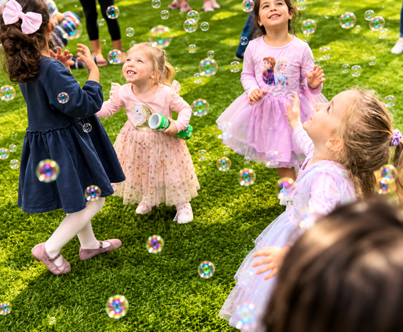 Enfants jouant dans une fête en mousse et bulles intérieure avec musique et ambiance festive