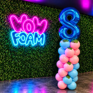 Chiffre géant sur un ballon empilé, personnalisable pour une fête en mousse Wow Foam