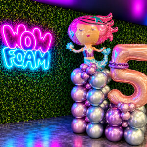 Ballon à thème avec grand numéro sur une pile de ballons, couleur au choix, pour fête en mousse.