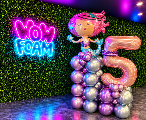 Ballon à thème avec grand numéro sur une pile de ballons, couleur au choix, pour fête en mousse.