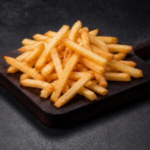 Frites dorées et croustillantes sur une planche de bois