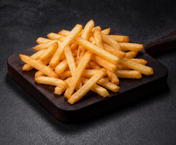 Frites dorées et croustillantes sur une planche de bois