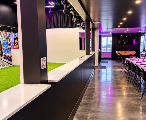 Vue de la salle de mousse et de l’espace réception du local Wow Foam à Laval