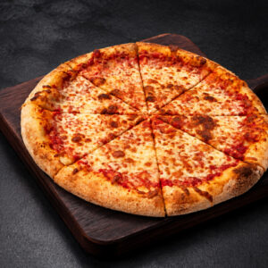 Pizza ronde au fromage avec sauce tomate, parmesan et mozzarella
