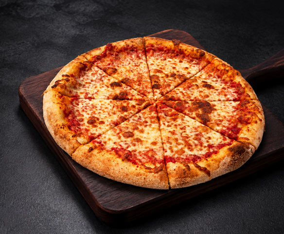 Pizza ronde au fromage avec sauce tomate, parmesan et mozzarella