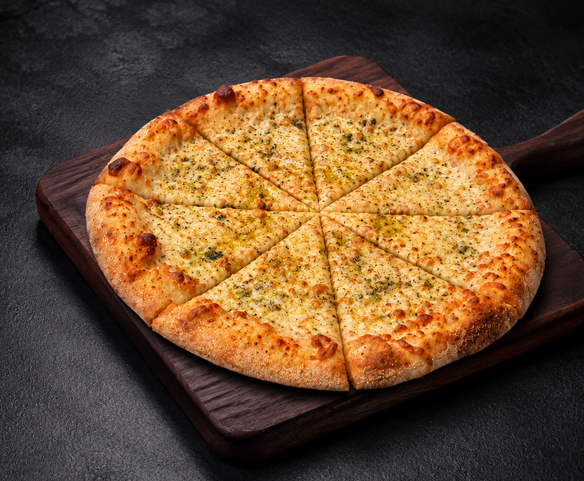 Pizza ronde au fromage sans sauce, parmesan, mozzarella et huile d’olive