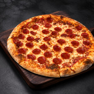 Pizza pepperoni ronde avec sauce tomate et mozzarella