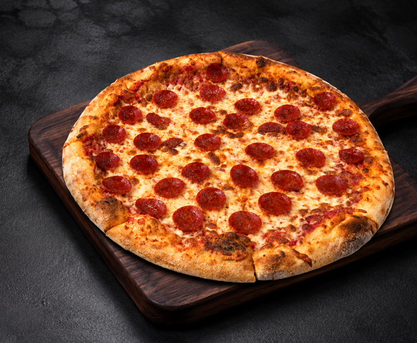 Pizza pepperoni ronde avec sauce tomate et mozzarella