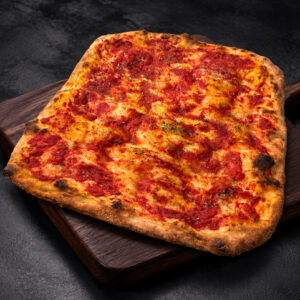 Pizza rouge carrée à la sauce tomate maison