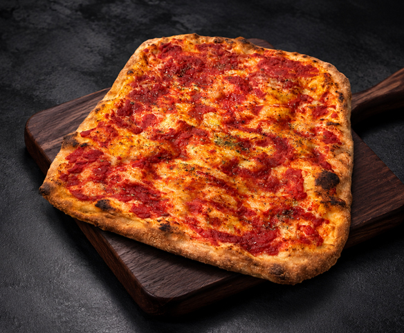 Pizza rouge carrée à la sauce tomate maison