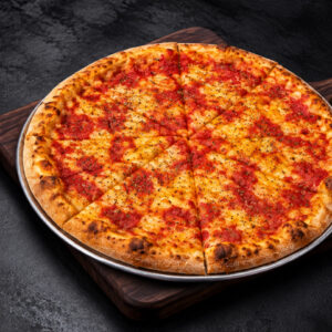 Pizza ronde à la sauce tomate maison, sans fromage, filet d’huile d’olive