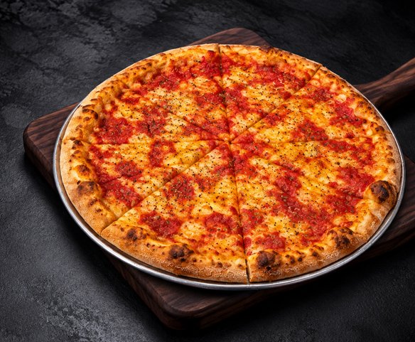 Pizza ronde à la sauce tomate maison, sans fromage, filet d’huile d’olive