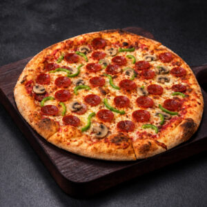 Pizza toute garnie avec pepperoni, champignons et poivrons verts