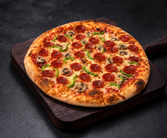 Pizza toute garnie avec pepperoni, champignons et poivrons verts