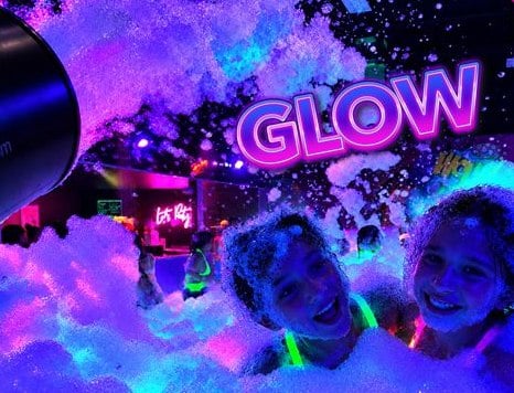 Promotions 2 Promotions Enfants dans la mousse fluorescente sous lumière noire