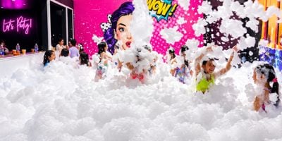 Fête en mousse intérieure avec canons à mousse et éclairage professionnel