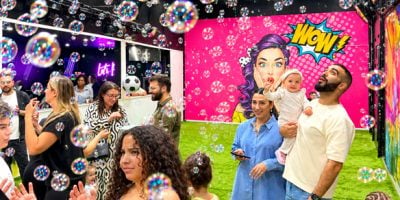 Enfants participant à une fête en mousse intérieure avec bulles et musique chez Wow Foam